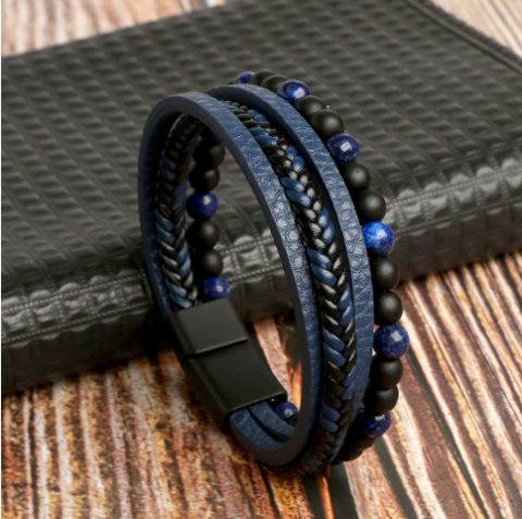 Deze stijlvolle leren armbandenset voor heren combineert bruine, zwarte en blauwe banden. Een modern cadeau voor mannen.