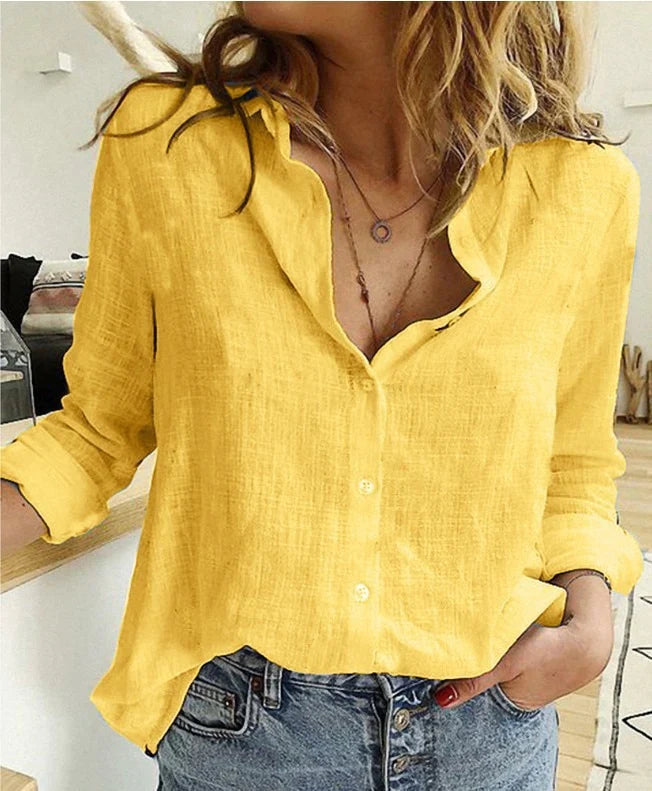 Model toont elegante Chloë damesblouse, lichte stof, perfecte casual zomerlook. Comfortabele en veelzijdige top.