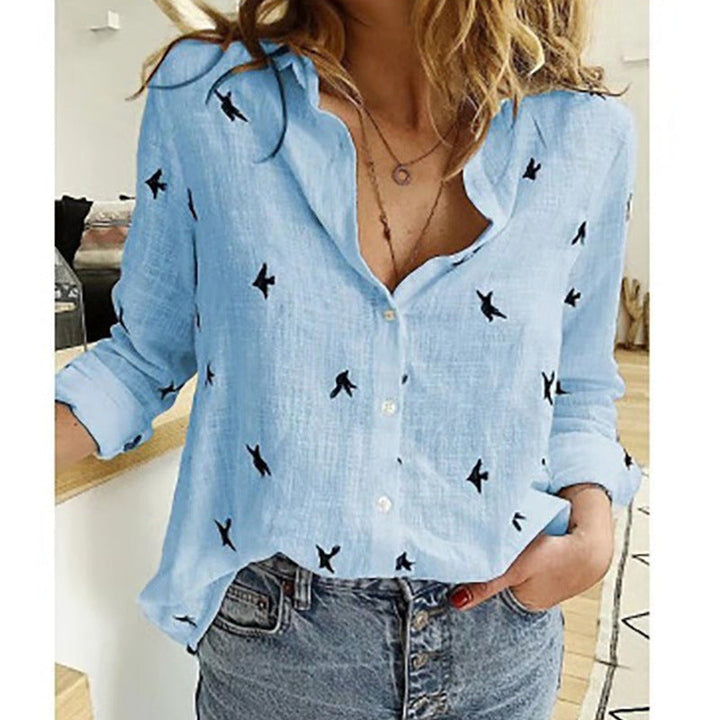 Vooraanzicht van de Chloë damesblouse met casual snit en losse pasvorm, veelzijdige vrouwenkleding top.