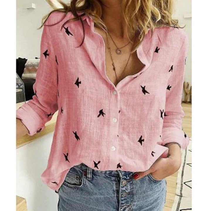 Close-up van de verfijnde halslijn van de Chloë casual blouse, accentueert de elegante details van de top.