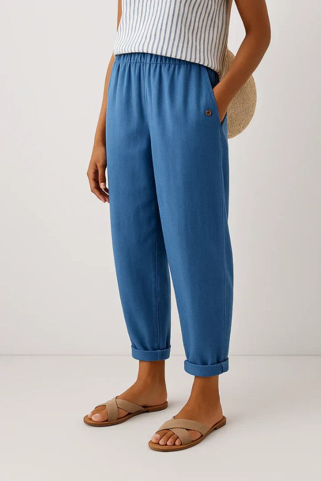 Blauwe damesbroek in relaxed fit model met zijzakken en omgeslagen pijpen, comfortabel en stijlvol.