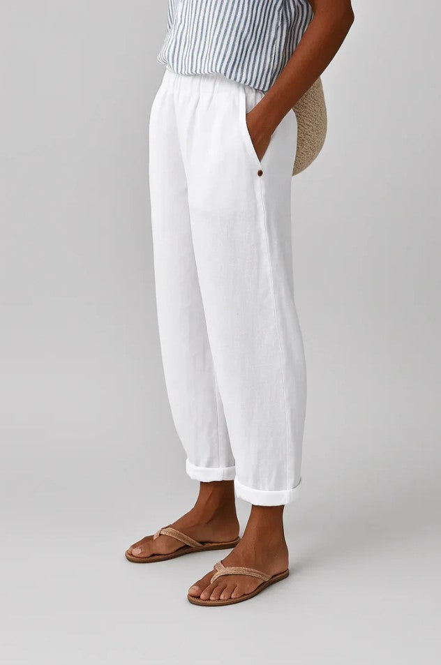 Witte relaxed fit chino broek voor dames met elastische tailleband, gecombineerd met sandalen.