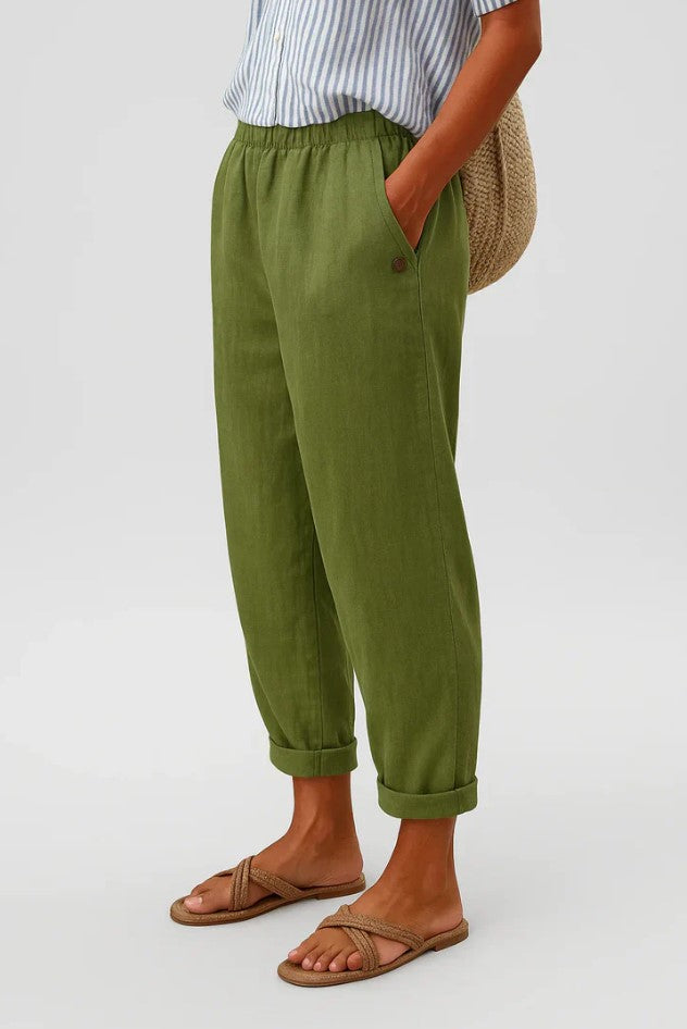 Vrouw draagt olijfgroene relaxed fit broek, ideaal voor een casual, trendy look.