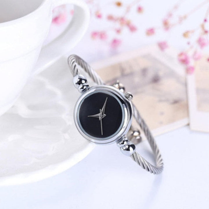 ClassyWatch™ elegant dameshorloge. Klassiek design in goud of zilver, perfect accessoire voor vrouwen.