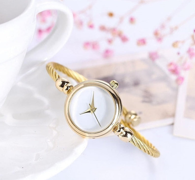 Stijlvol ClassyWatch™ dameshorloge. Een elegant accessoire dat tijdloze klasse toevoegt aan elke vrouwenoutfit.