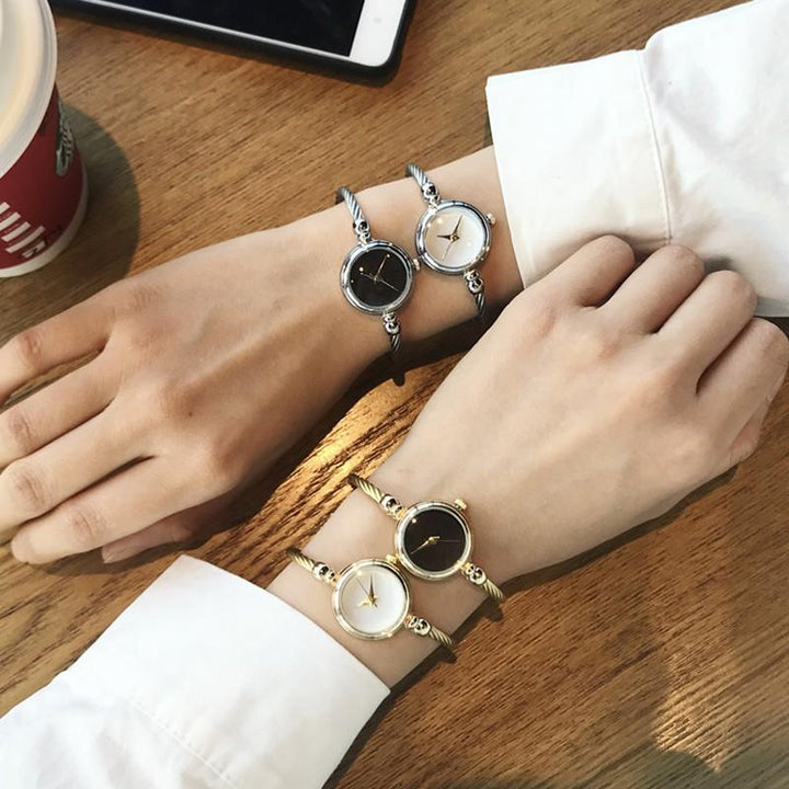 Close-up van het gouden ClassyWatch™ dameshorloge. Gedetailleerde weergave van de klassieke wijzerplaat.