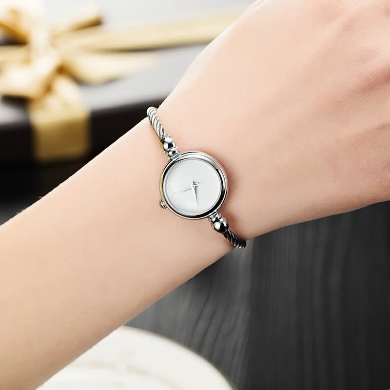 Zilveren dameshorloge van ClassyWatch™ met elegante, minimalistische wijzerplaat. Tijdloos accessoire.