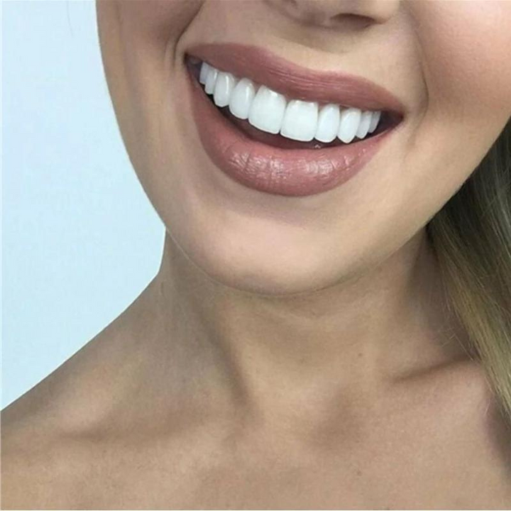 Detail van ClearSmile EasyClick facings, natuurlijk wit en perfect passend voor een complete gebitsoplossing.