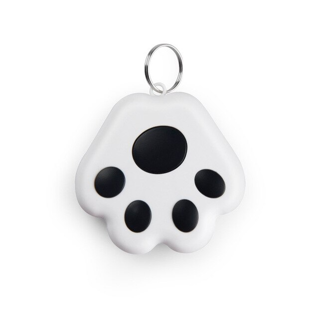 Close-up van PawFinder logo op waterdichte GPS tracker, symbool voor dierenveiligheid.