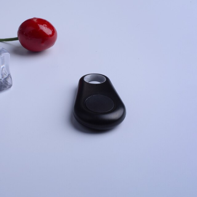 Familie met blije hond en PawFinder GPS tracker, geniet van buitenactiviteiten, veiligheid voorop.