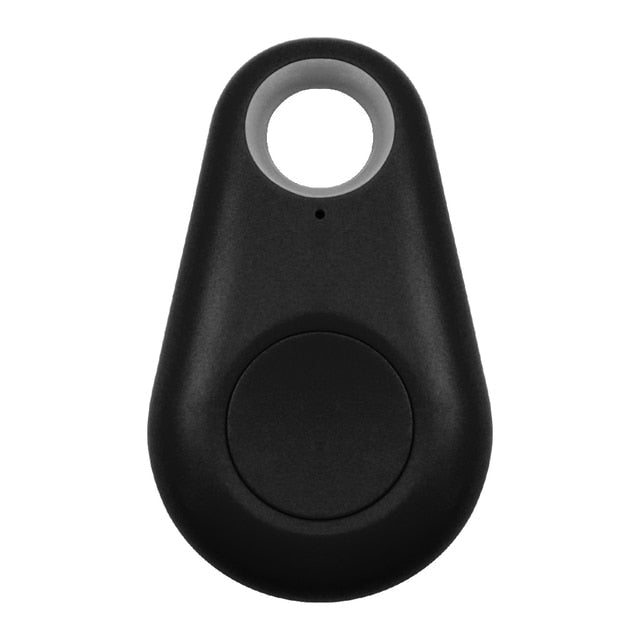 Compacte PawFinder GPS tracker voor huisdieren in hand, ideaal voor honden & katten, waterdicht design.
