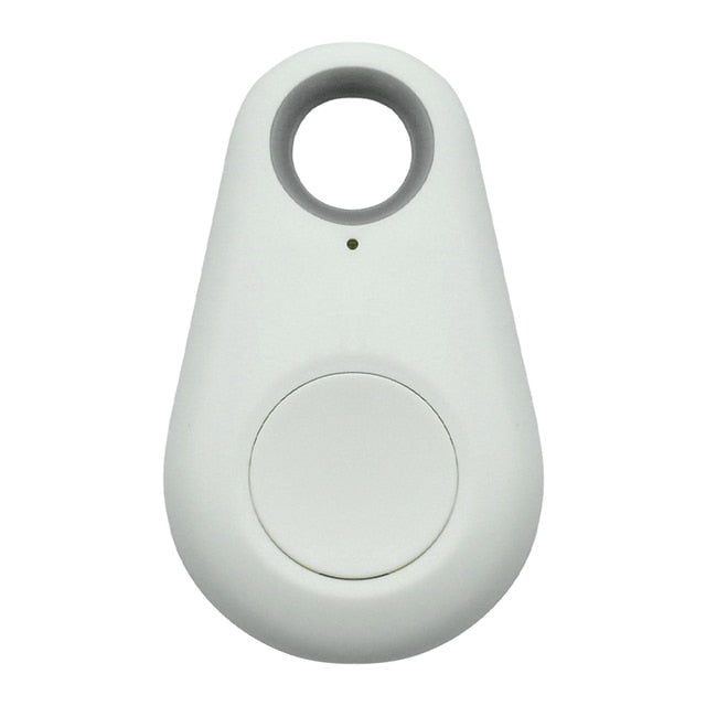 Smartphone scherm toont PawFinder GPS realtime tracking, vind je hond of kat snel terug.