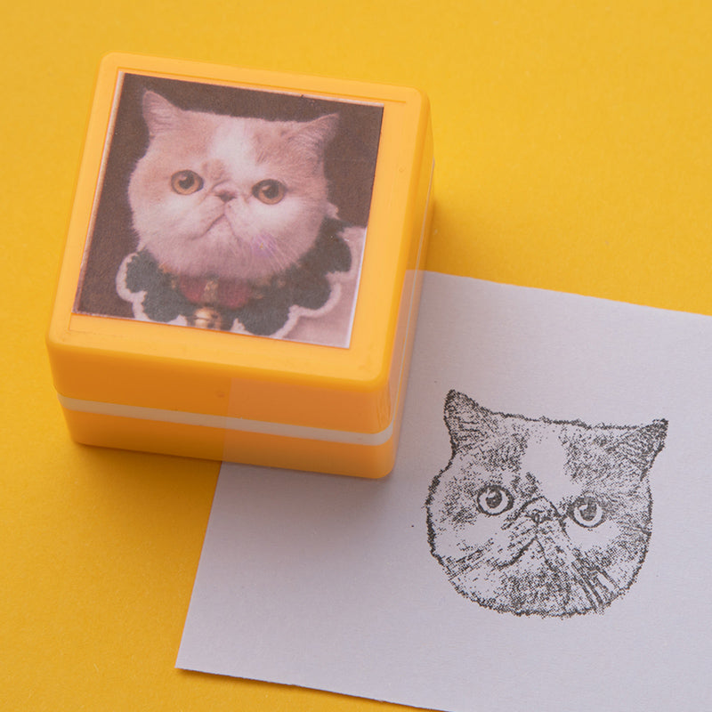 Een glimlachende persoon toont de afdruk van een gepersonaliseerde huisdier stempel.