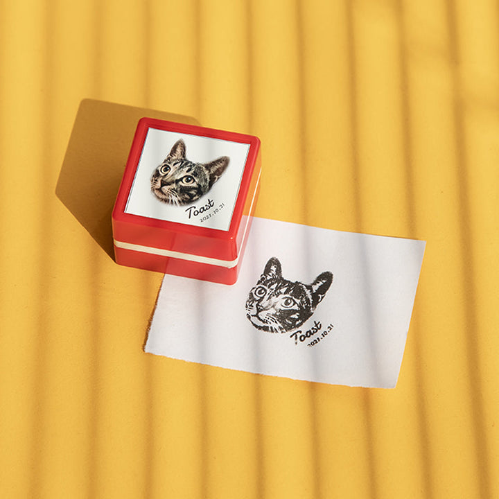 Huisdier stempel in gebruik, drukkend op papier, toont scherpe afdruk van dierenportret.