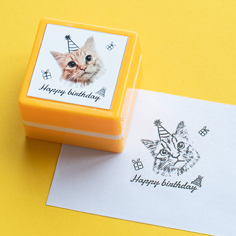 De gepersonaliseerde dierenportret stempel, klaar om gebruikt te worden als uniek cadeau.