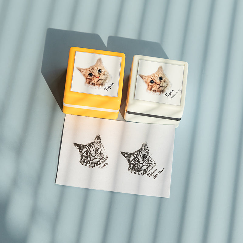 Hand die een gepersonaliseerde stempel vasthoudt met het portret van een huisdier.