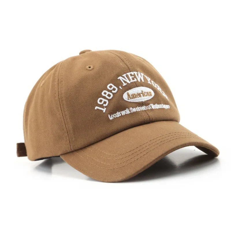 Bruine New York baseballpet met gebogen klep en witte borduursels