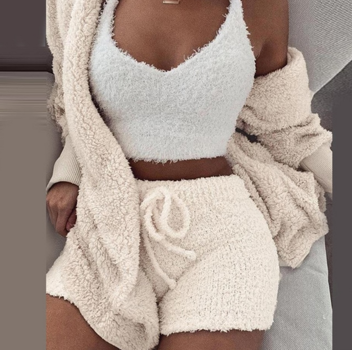 Modern dames loungewear pak van zachte stof. Comfortabel en stijlvol, ideaal als trendy vrijetijdskleding voor dames.