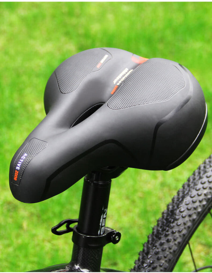 Achterkant comfortabel fietszadel, brede pasvorm. Vermindert drukpunten, zadelpijn voor ultiem fietscomfort.