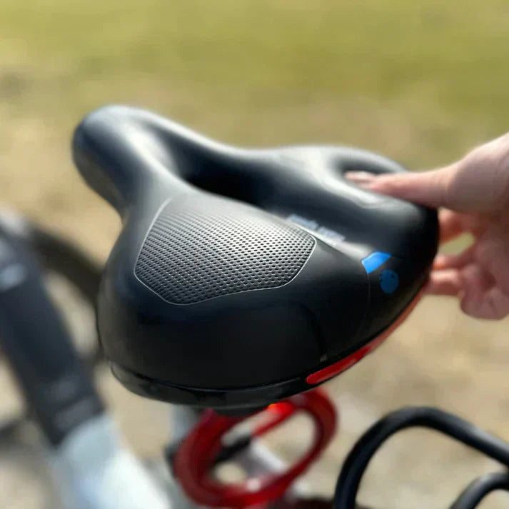 Blauw ergonomisch fietszadel, ademend materiaal. Verhoogt fietscomfort voor outdoor, wielrennen en stadsfiets.