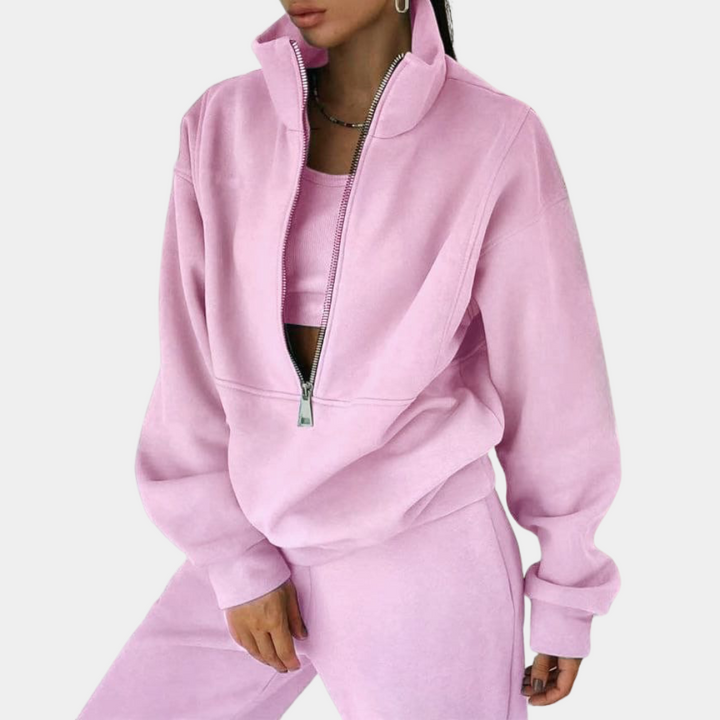 Relaxte dames in comfortabel groen huispak/trainingspak, genietend van een luie dag. Perfecte loungewear set.