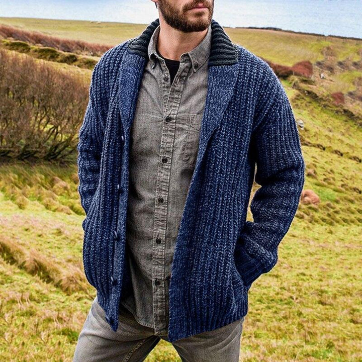 Man draagt stijlvol Jaedans herenvest, perfect voor een comfortabele en warme casual outfit. Modieuze herenkleding.