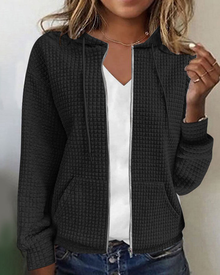 Close-up van het comfortabele damesvest met capuchon, losvallend model en functionele zakken, voor dagelijks gebruik.