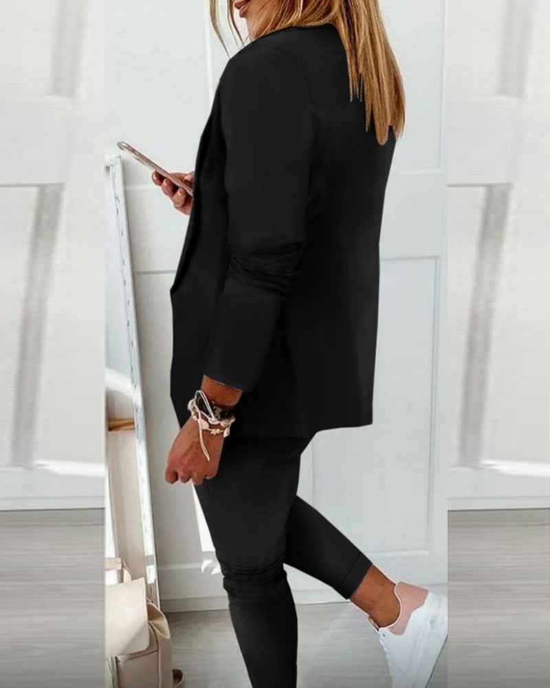 Tweedelig Marie-Louise damespak: elegante blazer en comfortabele pantalon. Perfect voor een zakelijke of casual look.