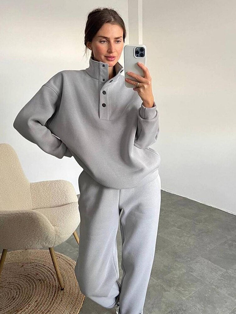 Stijlvol oversized dames joggingpak met hoodie en bijpassende broek, perfect voor casual look of ontspanning thuis.