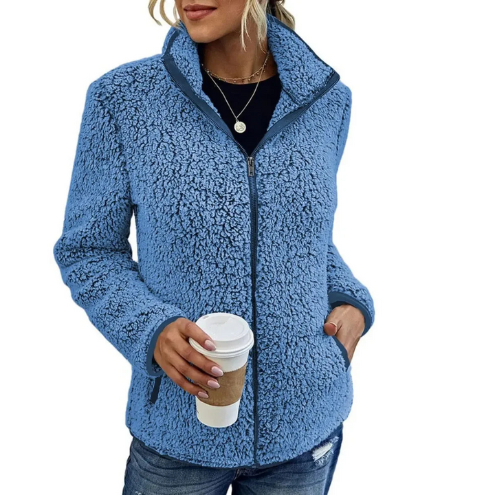 Casual damesvest Petra van zacht fleece, met hoge kraag voor extra warmte. Essentieel voor herfstmode.