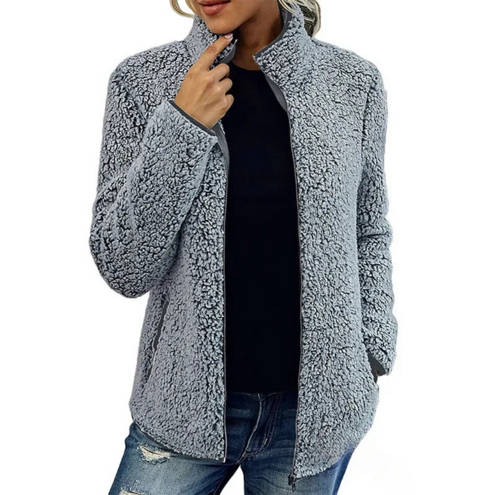 Stijlvol Petra damesvest van fleece met hoge kraag, biedt warmte en comfort als casual winterkleding.