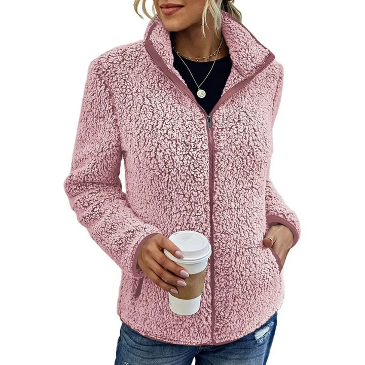 Zacht dames fleece vest Petra met hoge kraag. Comfortabel en warm, perfecte aanvulling op herfstgarderobe.