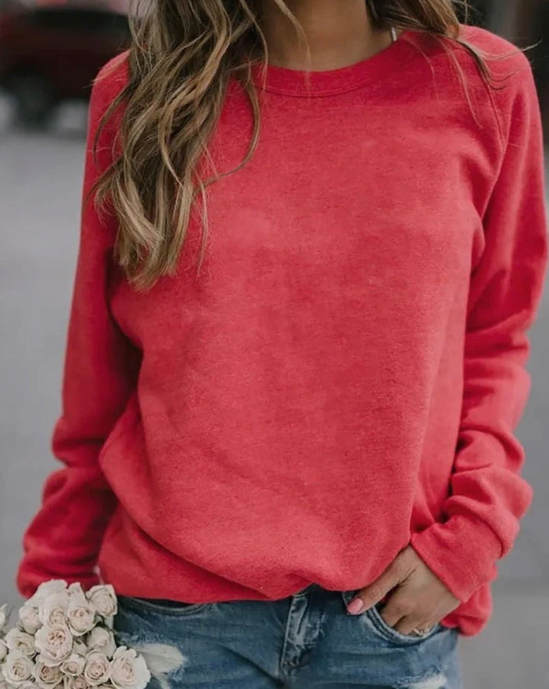 Model draagt een stijlvol unisex sweatshirt met ronde hals, ideaal voor een veelzijdige casual look.