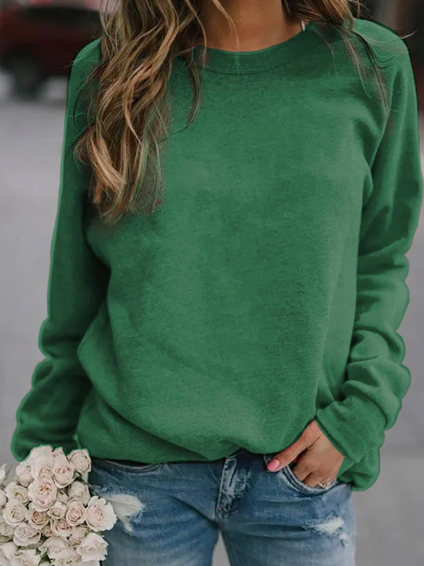Unisex sweatshirt met ronde hals in een casual setting, ideaal voor ontspannen winterdagen en dagelijkse stijl.
