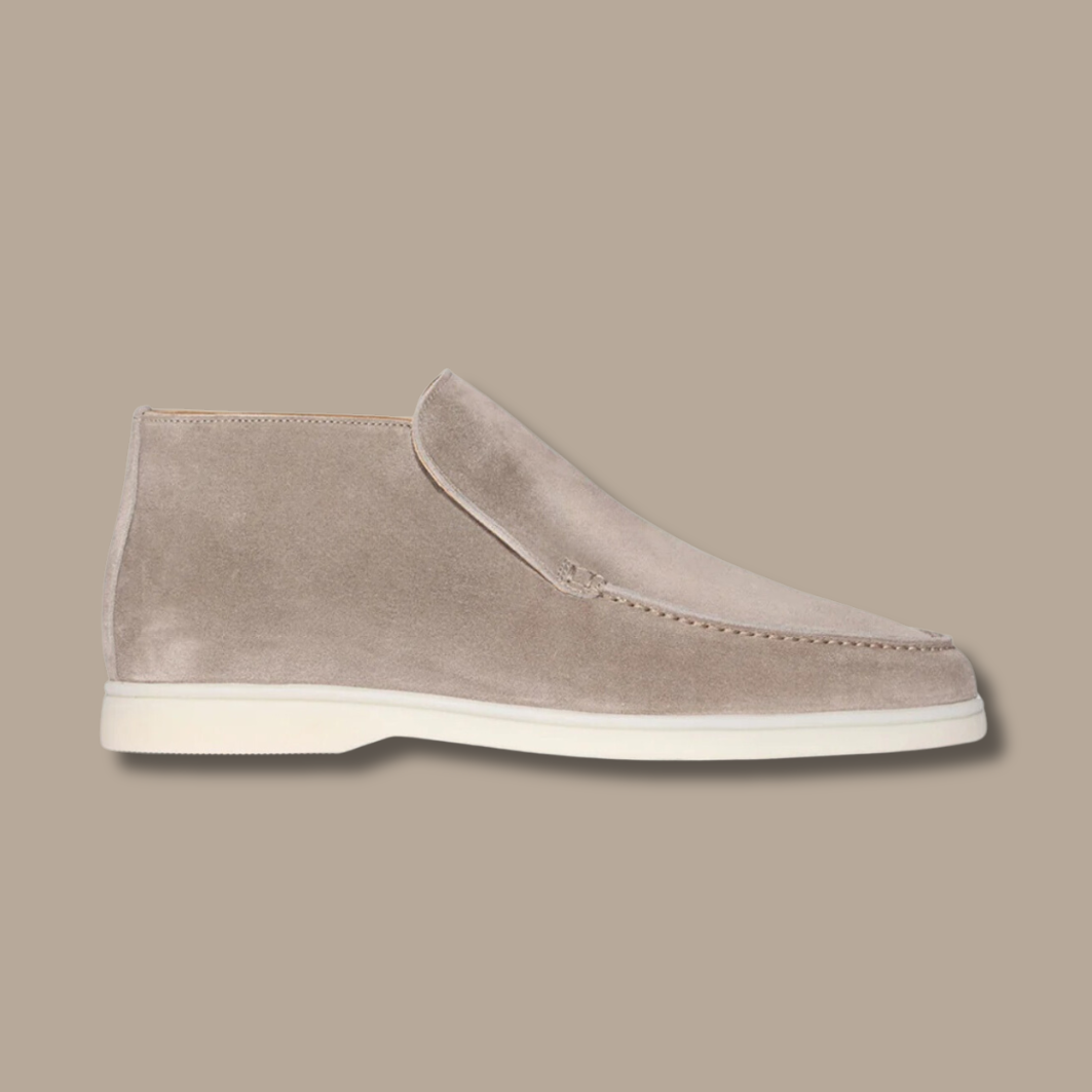 Comfortabele beige suède instappers voor dames & heren. LuxeStride loafers, elegant & veelzijdig.
