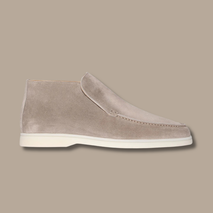 Comfortabele beige suède instappers voor dames & heren. LuxeStride loafers, elegant & veelzijdig.
