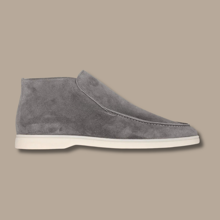 Zwarte suède instappers voor heren. Elegante LuxeStride loafers, perfect voor nette en casual outfits.