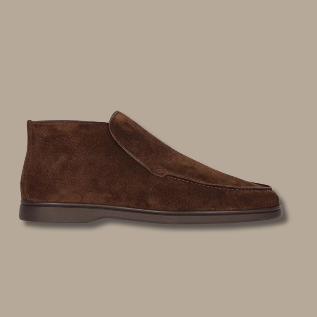 Detail van zacht suède op LuxeStride SpringFlair instappers. Comfortabele en duurzame loafers in diverse kleuren.