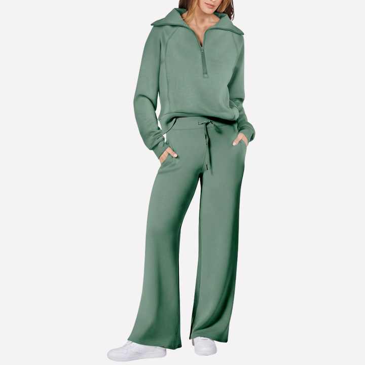 Moderne dames reisoutfit, bestaande uit een comfortabele top en een wijde broek, perfect voor elke gelegenheid.