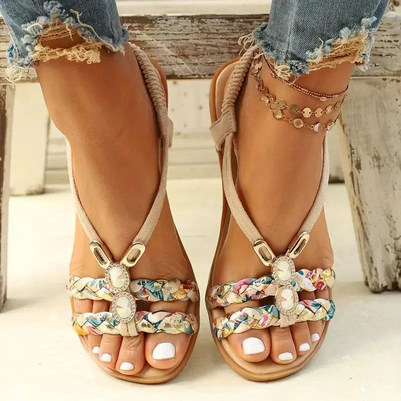 Chique dames zomerschoenen met boho parel details, ideaal als comfortabele strand sandalen.