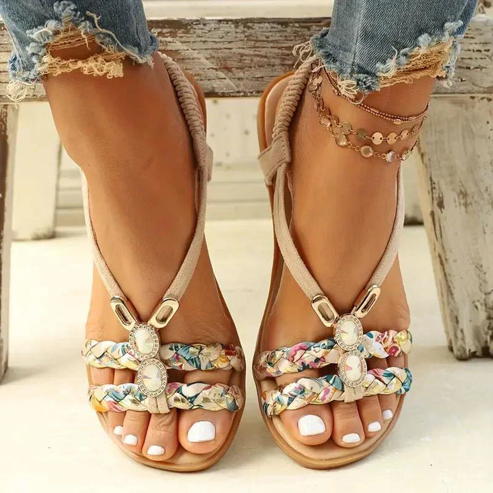 Chique dames zomerschoenen met boho parel details, ideaal als comfortabele strand sandalen.