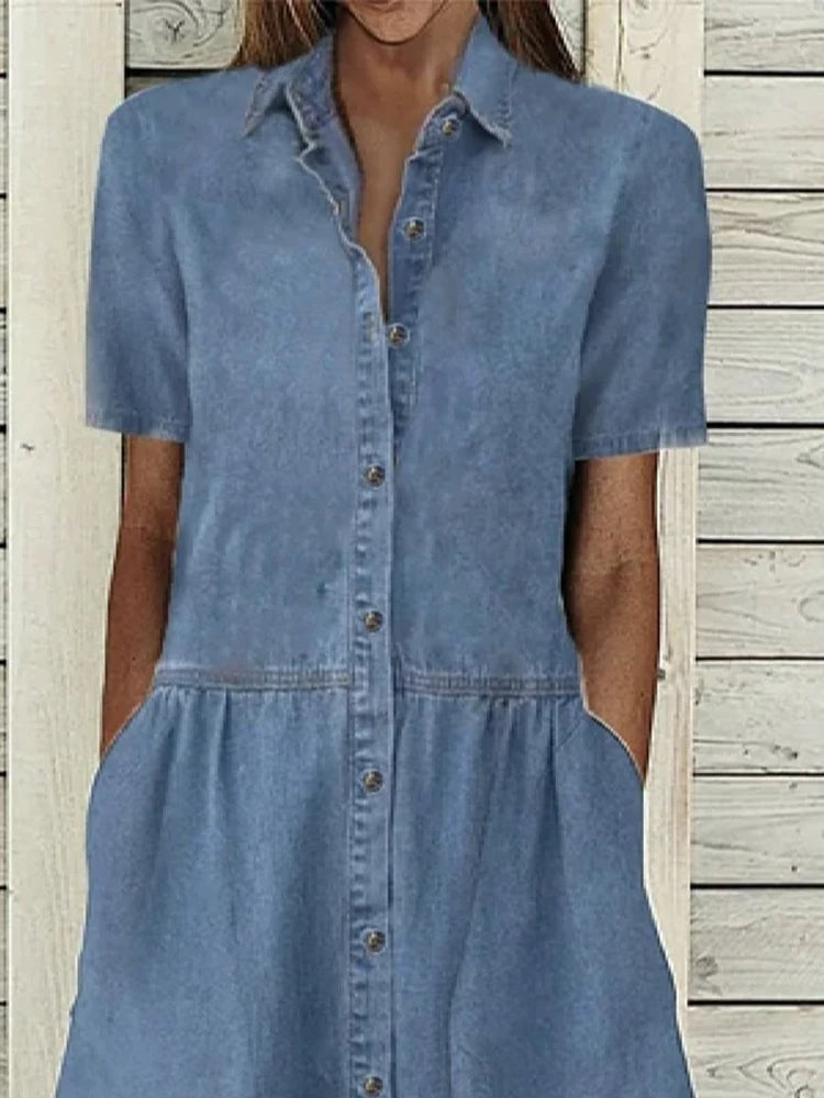 Modieuze dames midi jurk in denimlook met elegante knoopsluiting; perfect voor een comfortabele casual outfit.