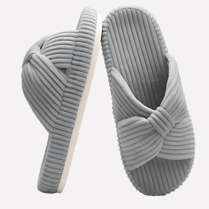Comfortabele dames binnenslippers met zachte kruisband en voetbed voor optimale ontspanning.