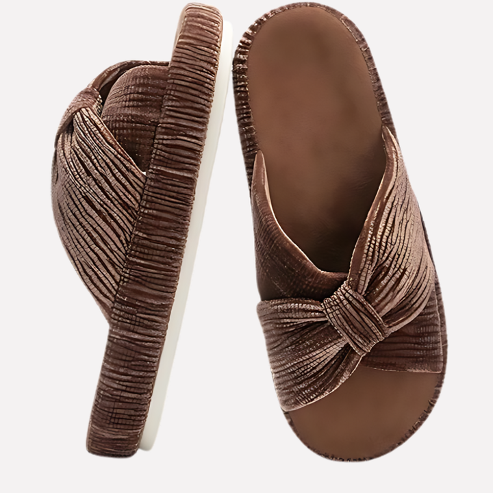 Dames slippers met ergonomisch zacht voetbed en kruisband voor superieure voetondersteuning.