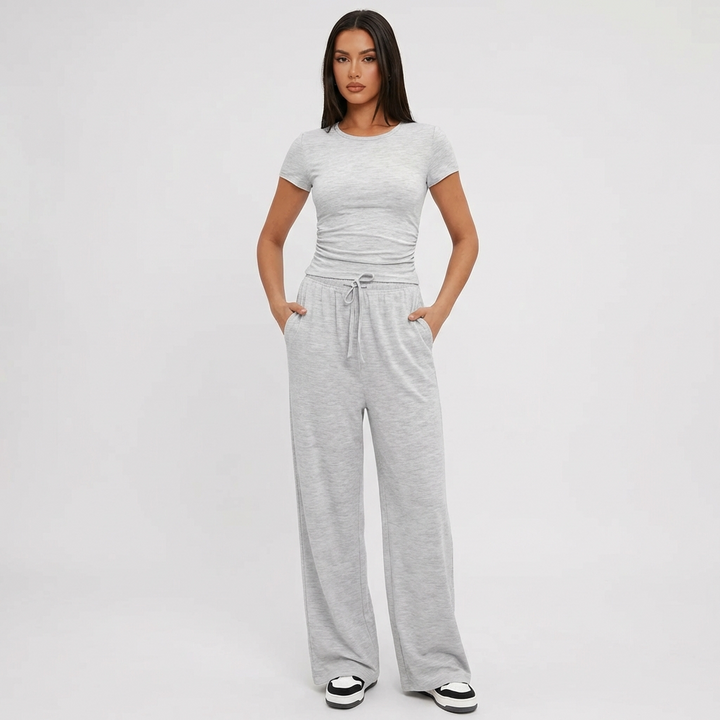 Comfortabele dames lounge set: 2-delig met stijlvolle crop top en broek met wijde pijpen. Ideaal voor thuis.
