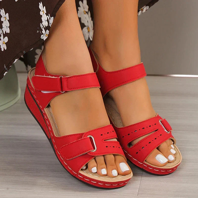 Stijlvolle dames zomer sandalen, modieus en orthopedisch, met verstelbare pasvorm voor casual comfort.