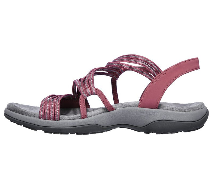 Vrouw draagt comfortabele Sandls™ dames sandalen; perfecte zomerschoenen met ergonomische ondersteuning.