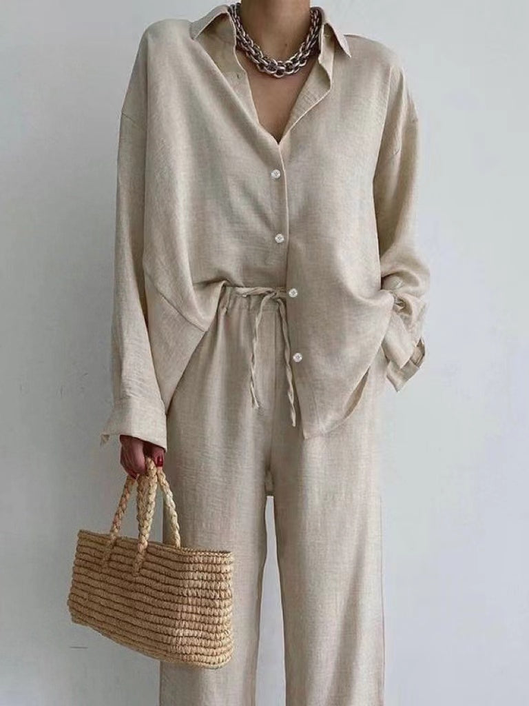 Comfortabele dames zomerset met luchtige blouse en wijde broek in beige, ideaal voor strand of vrije tijd.
