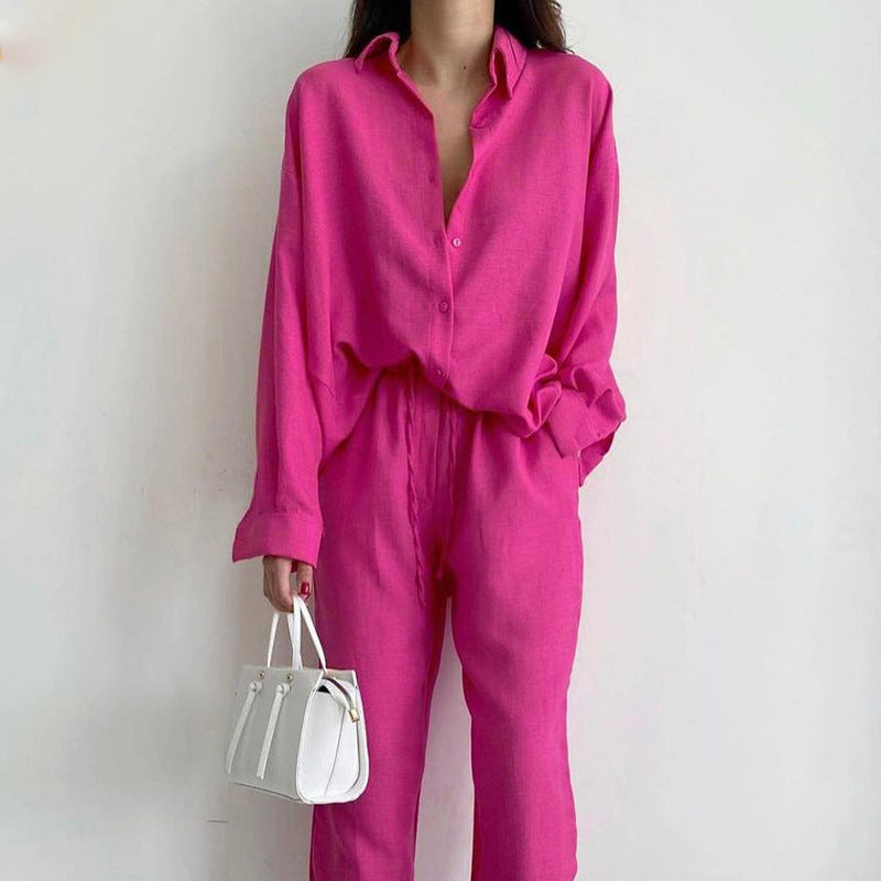 Elegante tweedelige dames zomerset (Noa) met relaxte pasvorm, luchtige blouse en wijde broek in roze.