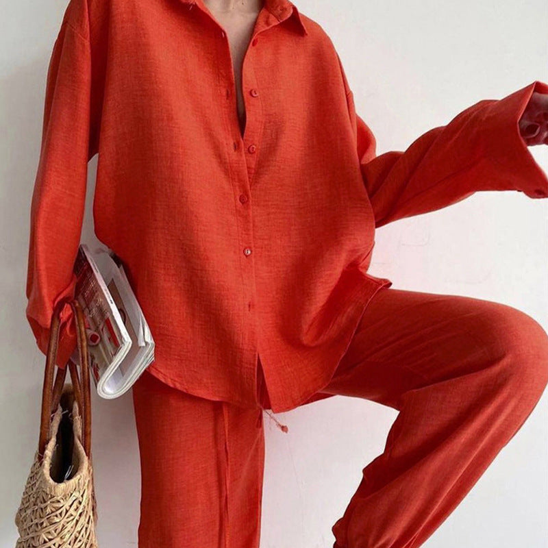Modieuze dames zomeroutfit met comfortabele wijde broek en luchtige blouse in oranje, perfect voor relaxte dagen.